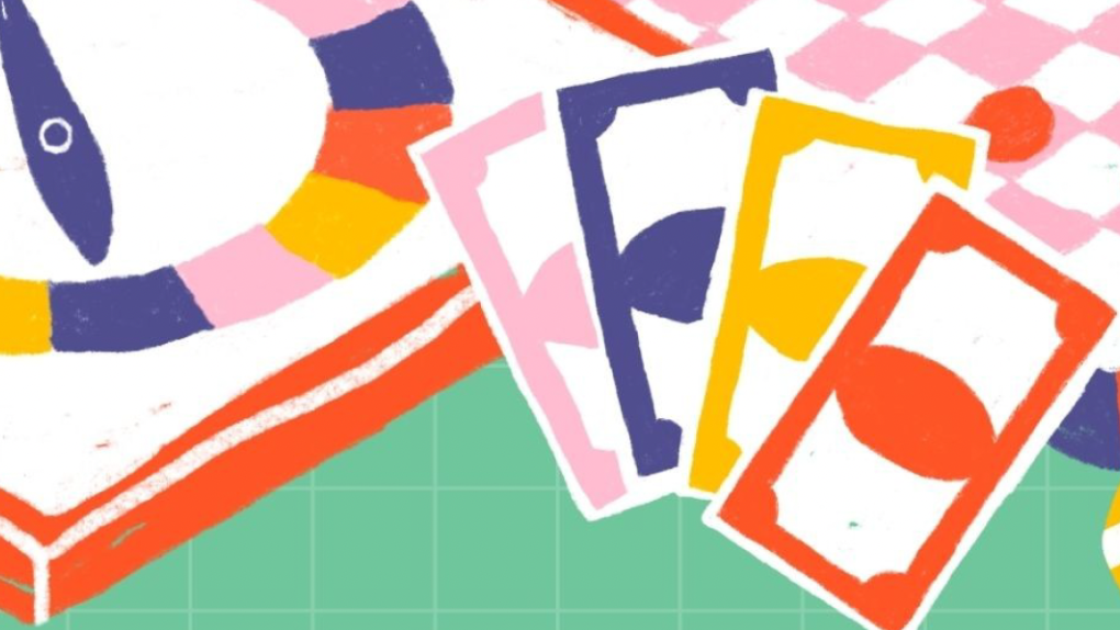 Brettspiele, die auf einem Tisch liegen: Eine Roulettescheibe, Spielgeld und ein Schachbrett.